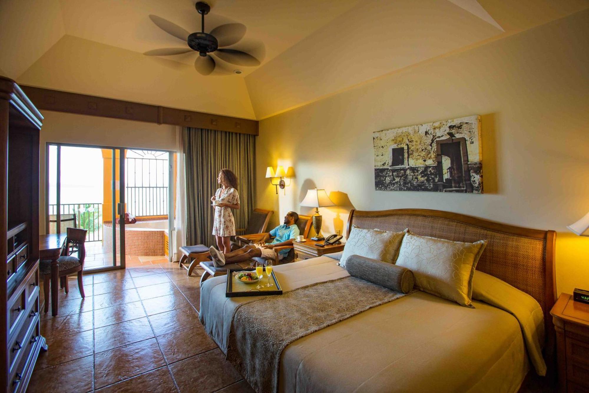 Deluxe One-Bedroom Suite,1432376845:JPEG